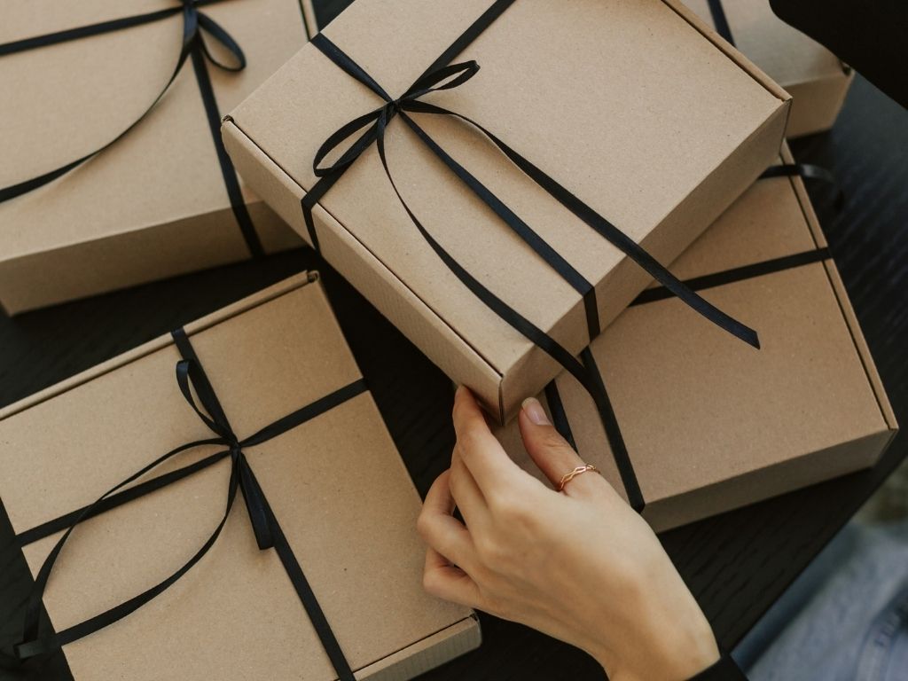 Hediye Ne Alınır? (Arkadaş ve Sevdiklere Özel Hediye Önerileri)