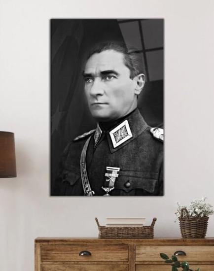 İhtişamlı Atatürk Portre Üniformalı Siyah Beyaz Cam Tablo