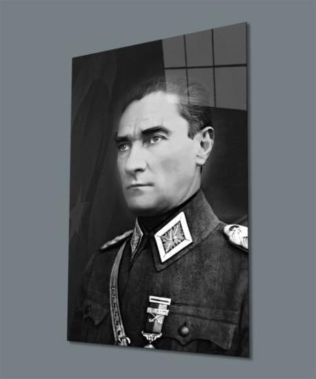 İhtişamlı Atatürk Portre Üniformalı Siyah Beyaz Cam Tablo