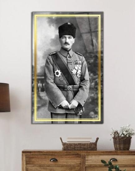 Üniformalı Atatürk Siyah Beyaz Cam Tablo