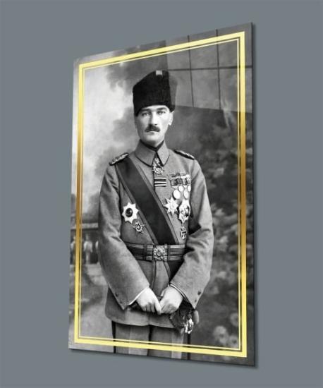 Üniformalı Atatürk Siyah Beyaz Cam Tablo