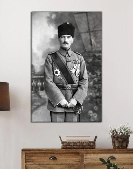 Dikey Üniformalı Atatürk Siyah Beyaz Cam Tablo