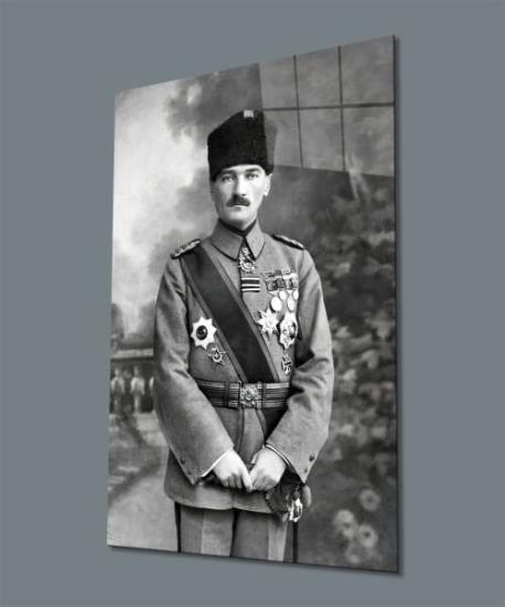 Dikey Üniformalı Atatürk Siyah Beyaz Cam Tablo