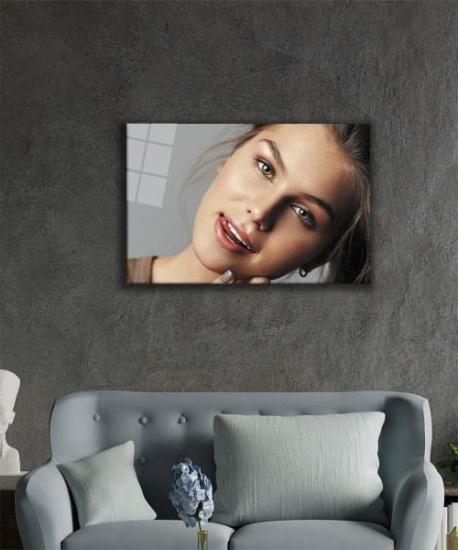 Yatay Kadın Yüzü Temalı Cam Tablo